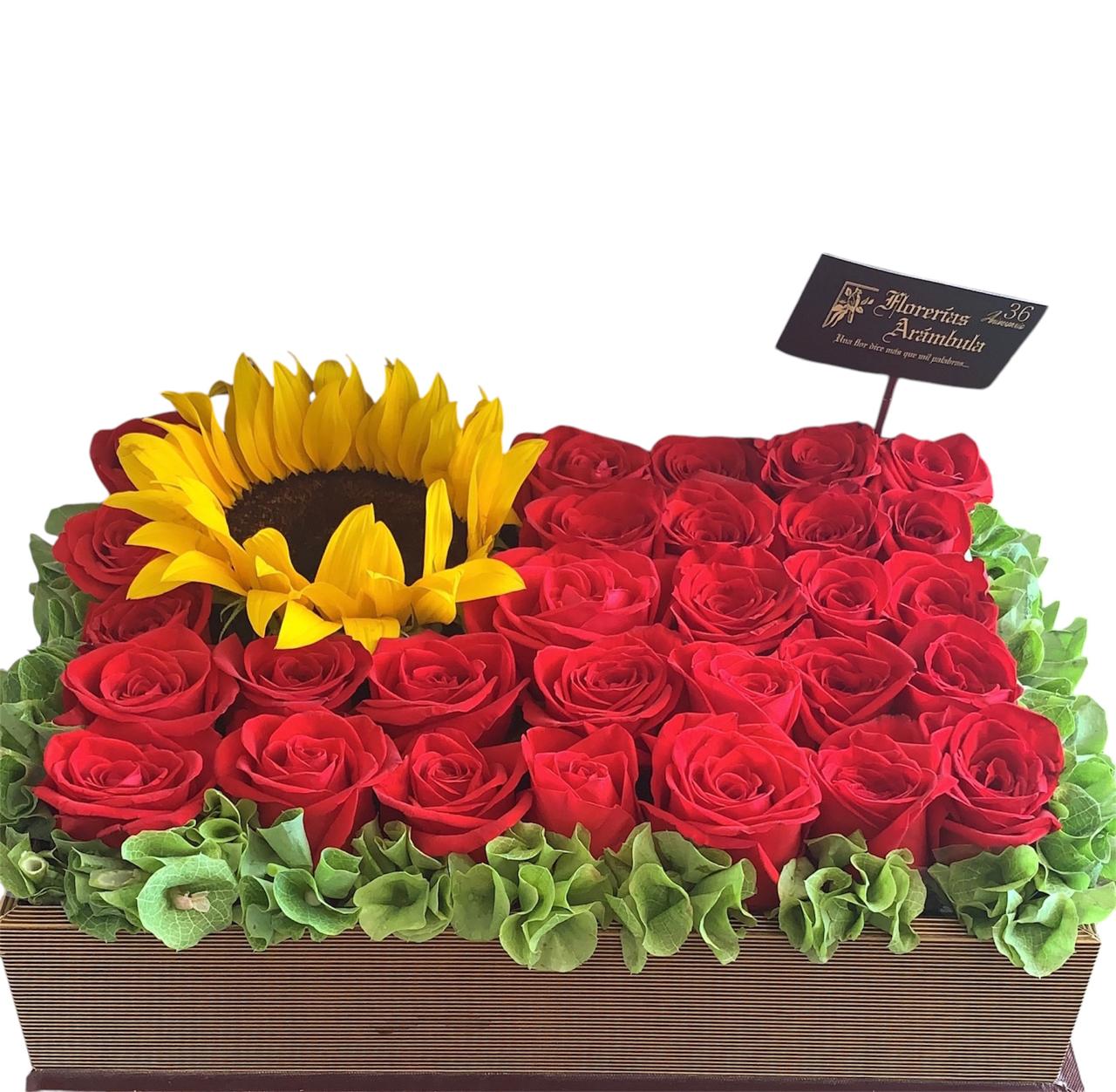 Caja con 24 rosas y girasol