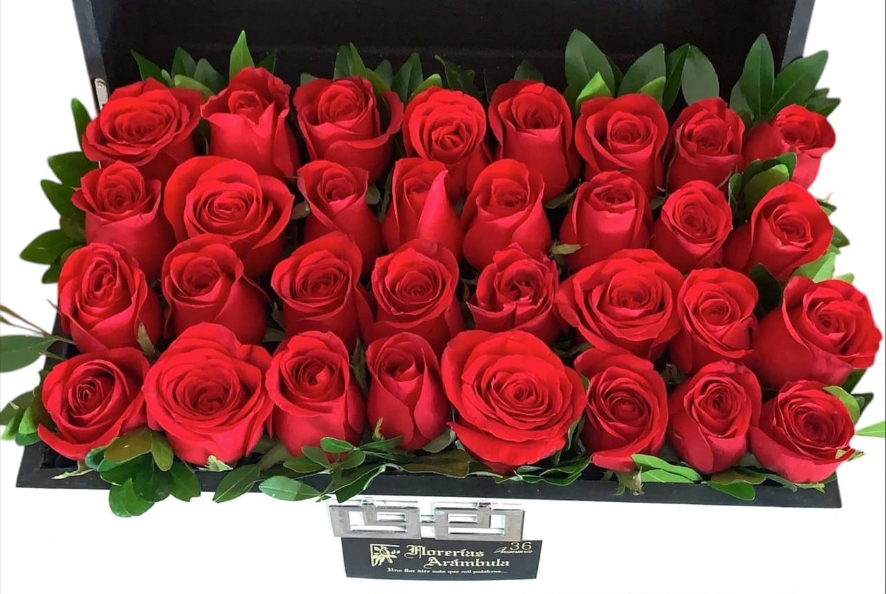 Caja con 32 rosas