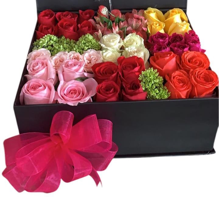 Caja cuadrada con 36 rosas