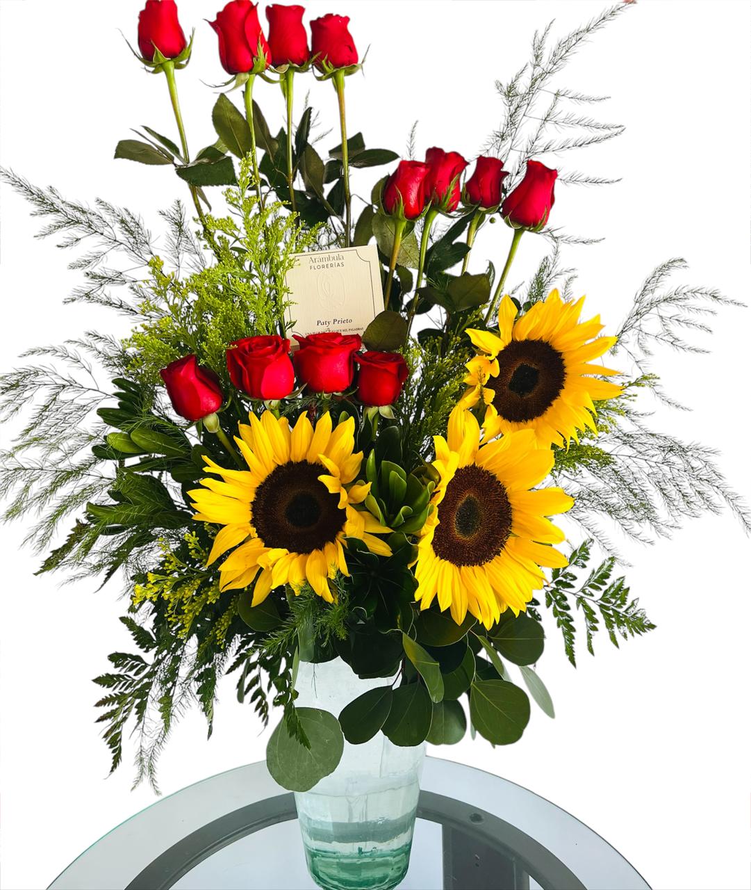 Arreglo con 12 Rosas y Girasoles